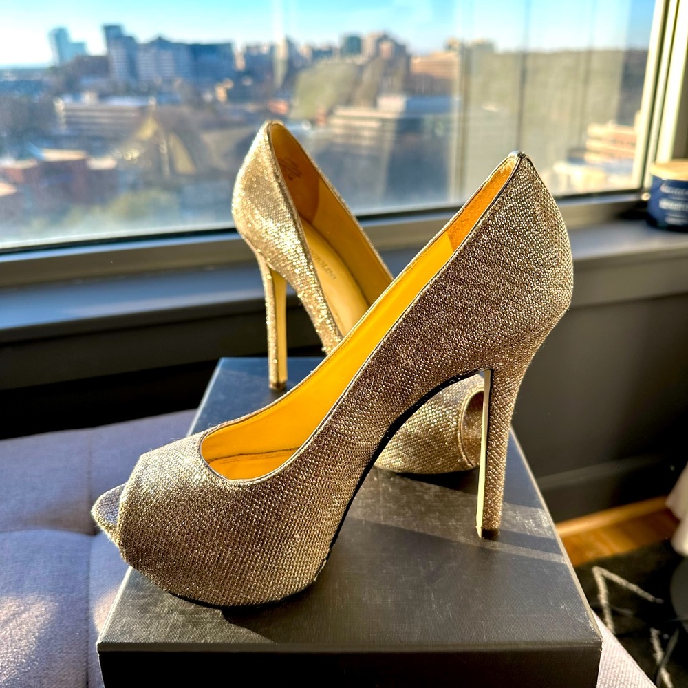 Peep-toe Sparkle Pump